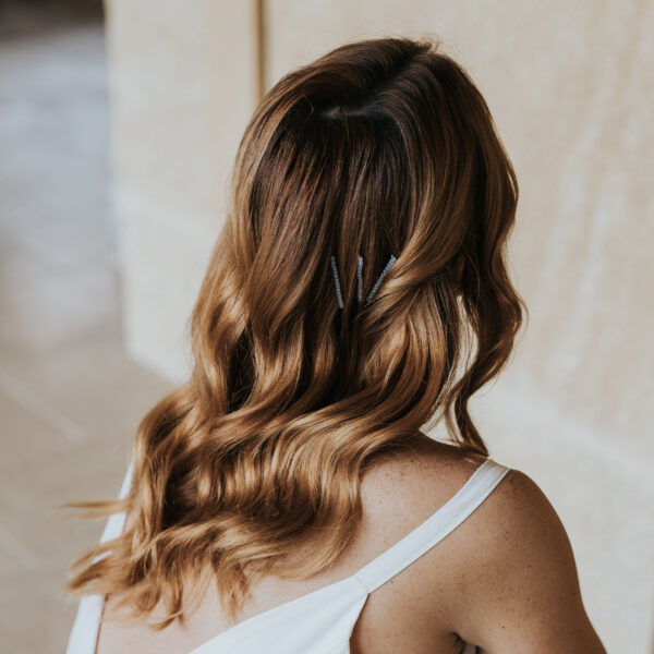 Coiffure de mariée, cheveux détachés avec trois barettes perlées bleu opal