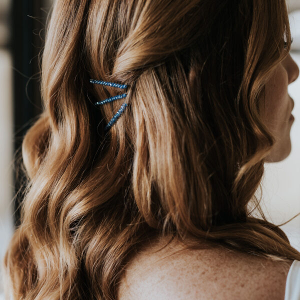 Coiffure de mariée, cheveux détachés avec trois barettes perlées, en cristal bleu.