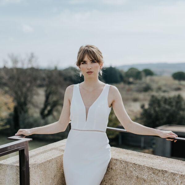 jeune mariée portant une paire de boucles d'oreilles de mariage faite d'une grappe de perles d'eau douce et de perles de porcelaine.