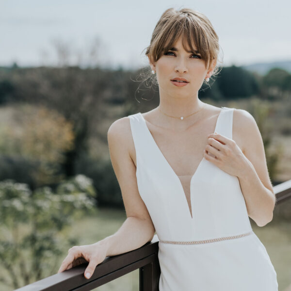 Bijoux de mariage simples et délicats portés par une mariée dans un paysage provençale.