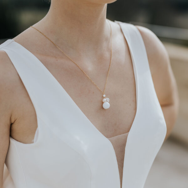 Collier de mariage pendant en perles d'eau douce et perles de porcelaine monté sur une fine chaîne. Bijou de mariage fin et délicat.