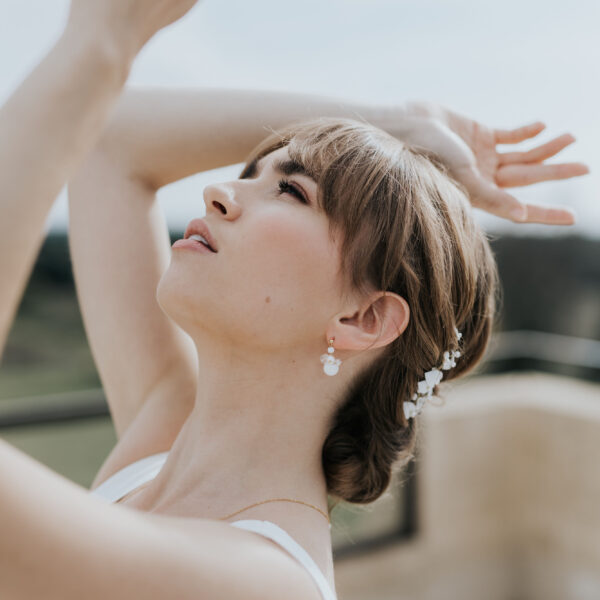 bijoux de mariage portés par une mariée entrain de danser.