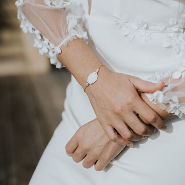 Bracelet de mariage en porcelaine et perles de Swarovski monté sur une fine chaîne.