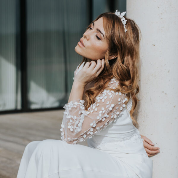 Couronne de mariage en porcelaine et perles de Swarovski portée par un mariée.