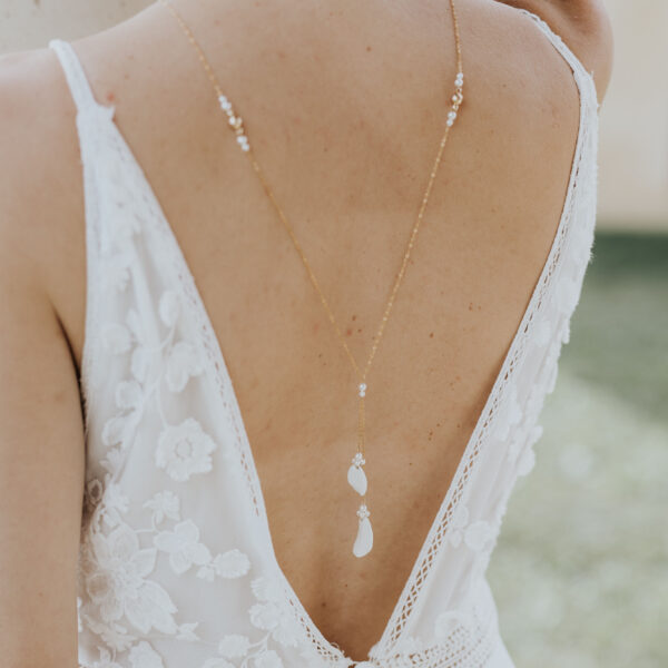 Collier de dos avec des feuilles de porcelaine reheussées de perles de Swarovski. La partie dos est amovible.