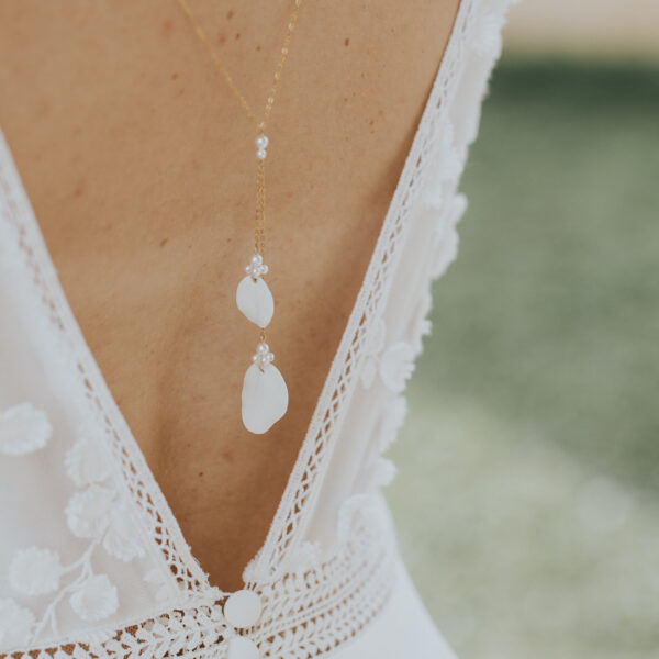 bijou de mariage, vue de près d'un pendentif de dos avec des feuilles de porcelaine reheussées de perles de Swarovski.