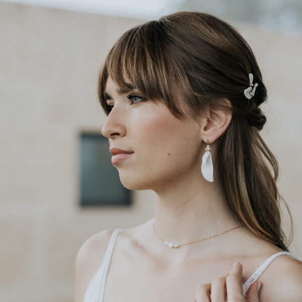 collier de mariage ras de cou en perle et porcelaine, monté sur une fine chaîne et boucles d'oreille en porcelaine.