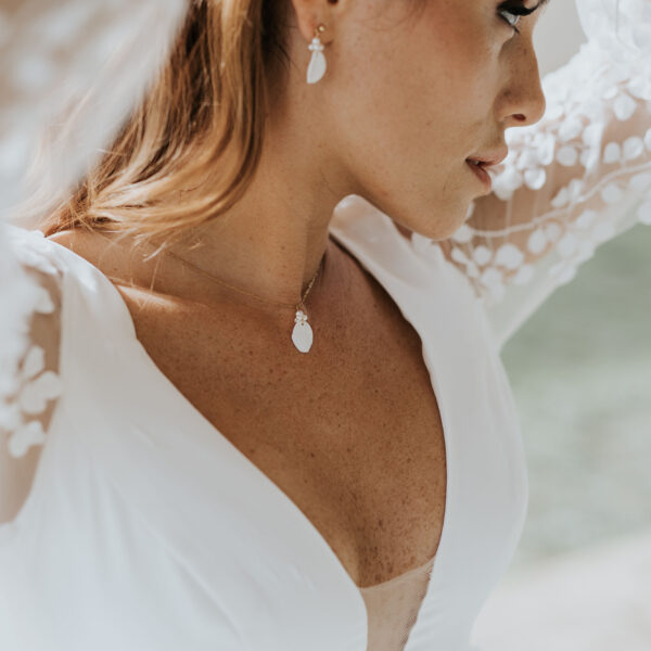 Collier de mariage pendant avec une feuille en porcelaine rehaussée de perles de Swarovski.