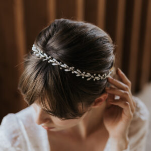 Couronne de mariée fine et délicate. Bijou de mariage en nacre et perles de Swarovski, rehaussé de strass brillants.