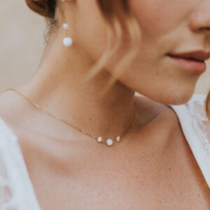 collier de mariage ras de cou, élégant et minimaliste, en perles d'eau douce et porcelaine.