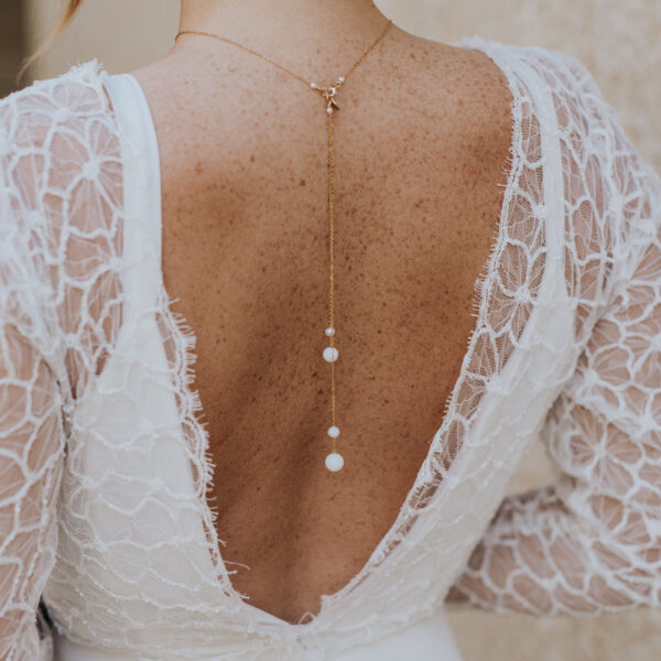 Bijoux de mariage pour robe de mariée dos nu. Pendentif de dos en perles d'eau douce et porcelaine à accrocher sur un collier ras de cou.