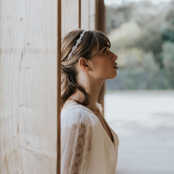 Mariée portant une couronne façon "serre-tête" composée de perles de rocaille tissées, de perles d'eau douce et de perles de porcelaine.