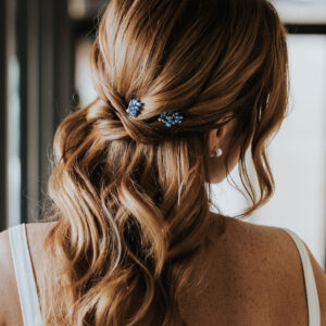 Bijoux de cheveux bleu pour coiffure de mariage. Epingles à chignon strassées élégantes.