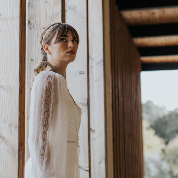 Mariée portant une couronne façon "serre-tête" composée de perles de rocaille tissées, de perles d'eau douce et de perles de porcelaine.