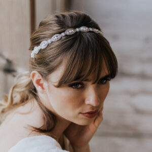 Mariée portant une couronne façon "serre-tête" composée de perles de rocaille tissées, de perles d'eau douce et de perles de porcelaine.