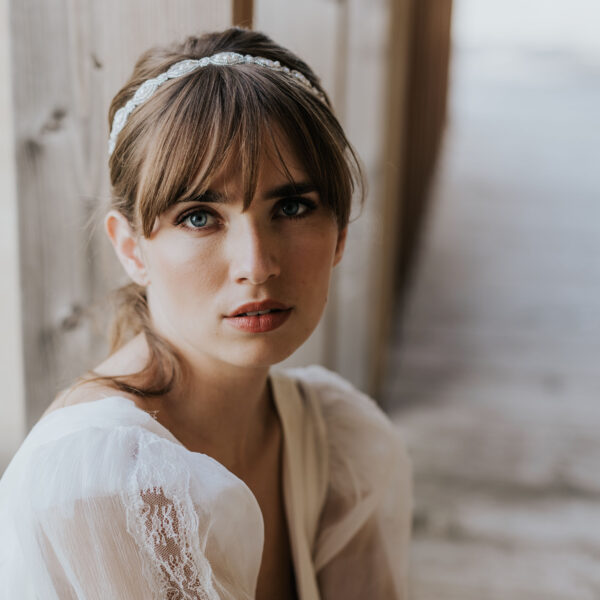 Mariée portant une couronne façon "serre-tête" composée de perles de rocaille tissées, de perles d'eau douce et de perles de porcelaine.