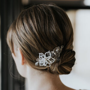 Bijou pour coiffure de mariée bohème. Accessoire composé d'une fleur et de pétales perlés.