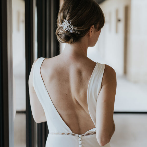 Mariée portant dans ses cheveux un bijou pour coiffure bohème. Accessoire de mariage composé d'une fleur et de pétales perlés.