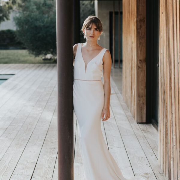 Mariée portant ses bijoux de mariage en porcelaine et perles.