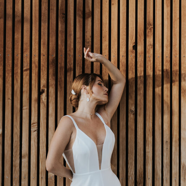 Mariée portant ses bijoux de mariage en porcelaine et perles.