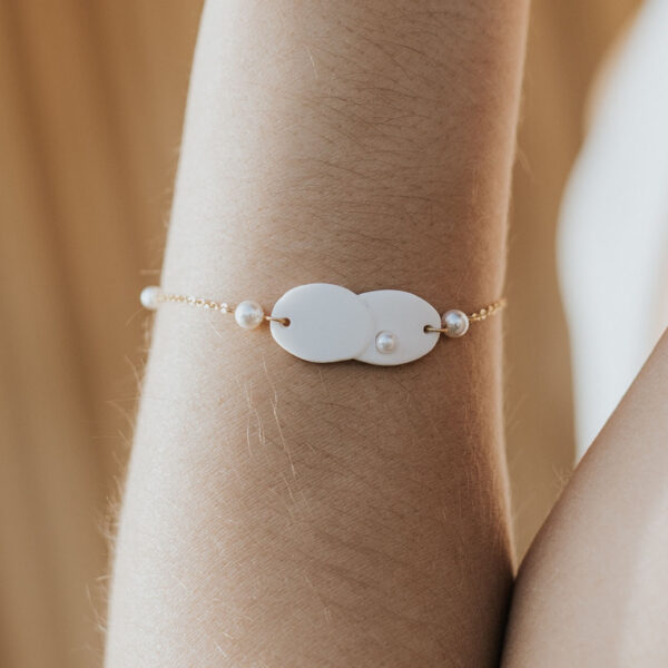 Bracelet de mariée élégant et minimaliste en porcelaine rehaussée de perles.