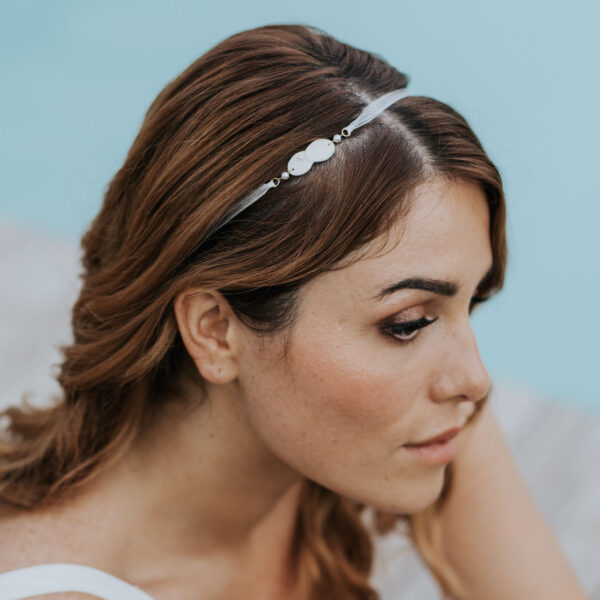 headband en porcelaine et perles de Swarovski monté sur un ruban pour coiffure de mariée.